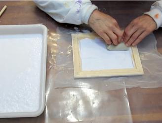Formando unha folla de papel artesanal