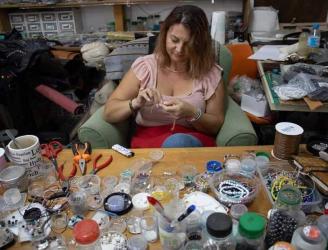 Artesana trabajando en su mesa