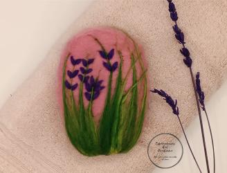 Jabón envuelto en lana de oveja merina de color rosa y con motivos florales en violeta