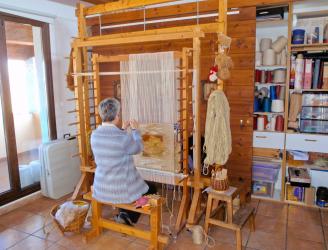 Trabajando en el taller textil "les teranyines del corral"