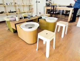 Los tornos de Alaría preparados para nuestro taller de cerámica. 