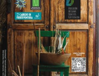 Al fondo una puerta de madera y al frente de la imagen una silla verde con distintos materiales de artesanía tradicional canaria.