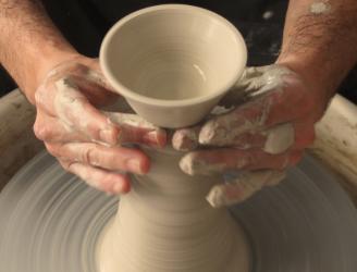 Manos en el torno de alfarería