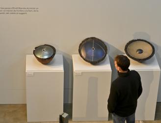 Un visitante del museo contempla las piezas de Emili Biarnès
