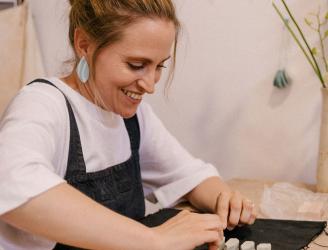 Taller de María torné joyería con porcelana y objeto