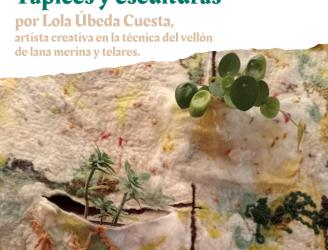 Tapiz de vellón de lana  con aberturas donde se han  incorporado plantas. 