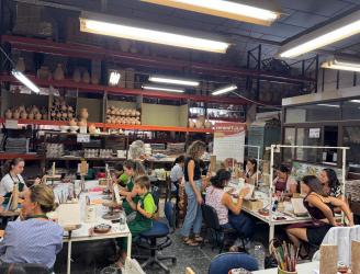 Artesanía Talavera: taller de decoración y pintura de un azulejo.
