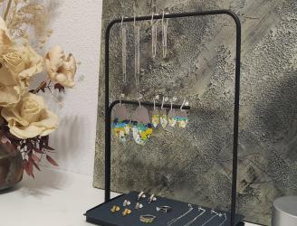 Pendientes y cuadro abstracto