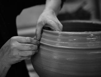 Las manos de la artista Montserrat Carafí, trabajando en el torno el material híbrido de papel y arcilla.