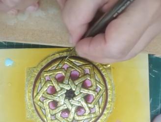 Policromía de cuero metalizado.