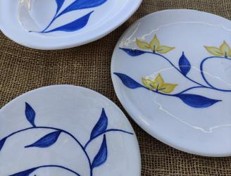 Platos con motivos florales.