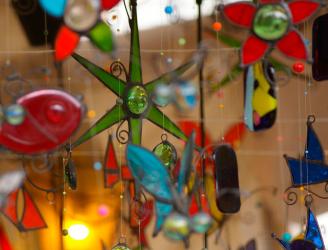 Diversos objetos decorativos colgantes.