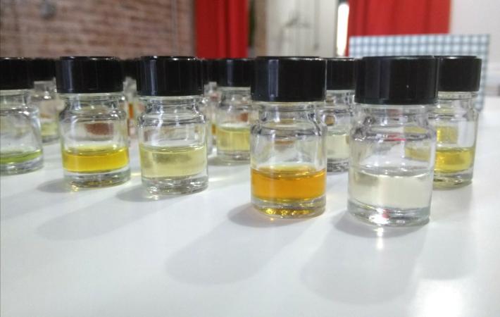 Aromas naturales (aceites esenciales) como base para crear perfumes.