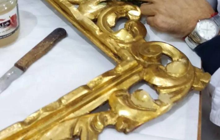 Un marco en dorado utilizando la técnica de pan de oro