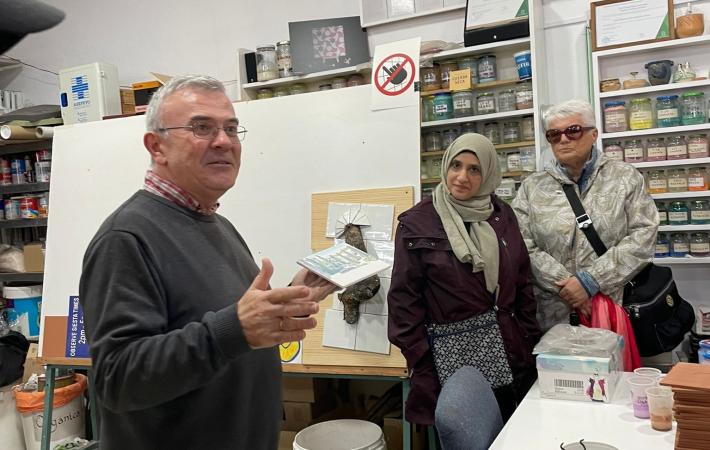 Explicación de las técnicas a un grupo de extranjeros residentes