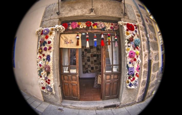 Entrada del Estudio Textil Hilandia en un tradicional edificio del SXVI en el centro histórico de Ávila