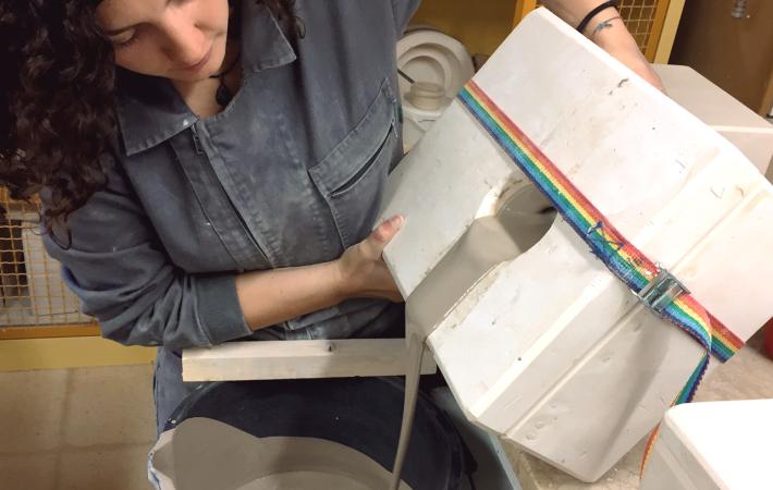 Adriana Machado Studio vaciando un molde de colada