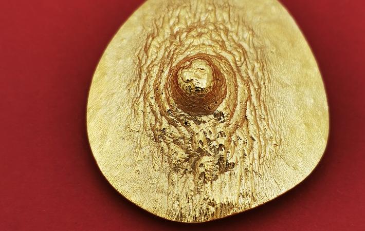 Pezón dorado, broche. Reproducción directa del natural, pieza única.