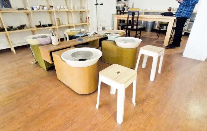 Los tornos de Alaría preparados para nuestro taller de cerámica. 