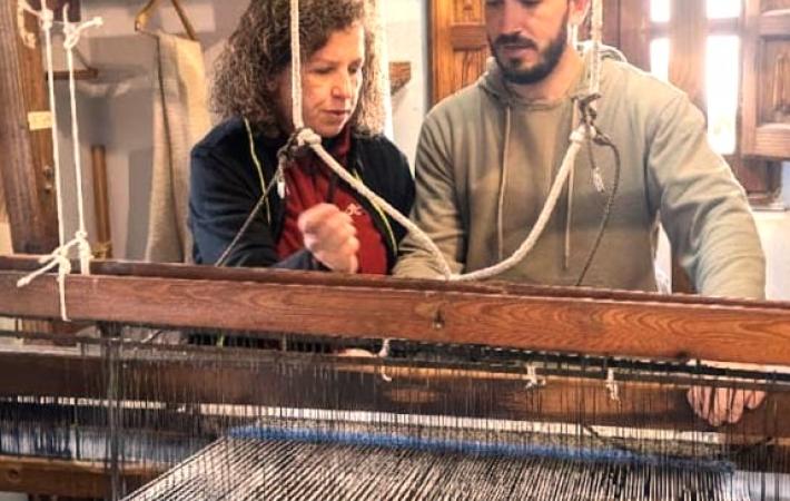 Tejiendo una jarapa en el curso de Artesano por un día