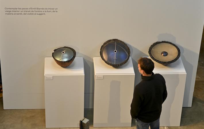 Un visitante del museo contempla las piezas de Emili Biarnès