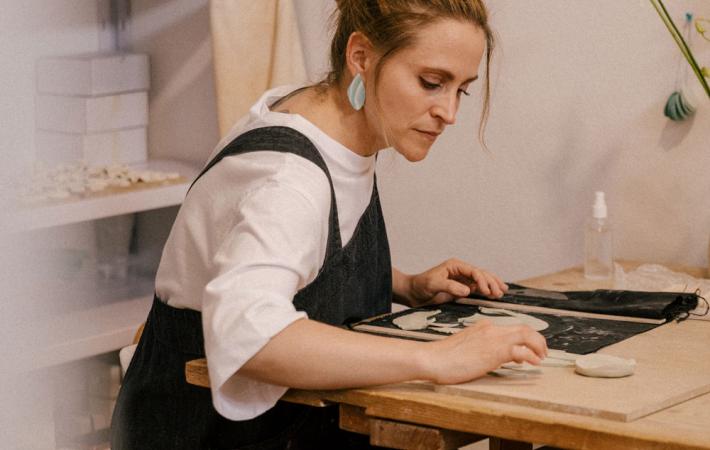 Taller de María torné joyería con porcelana y objeto