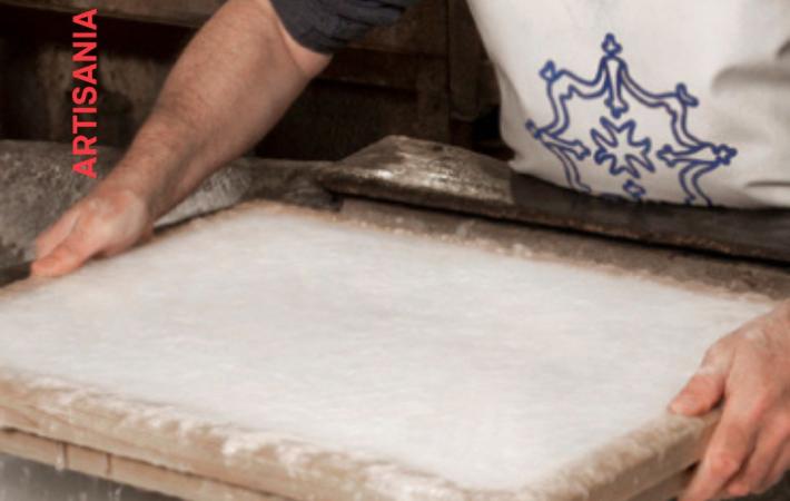 Proceso artesanal de la elaboración de papel en el Museo