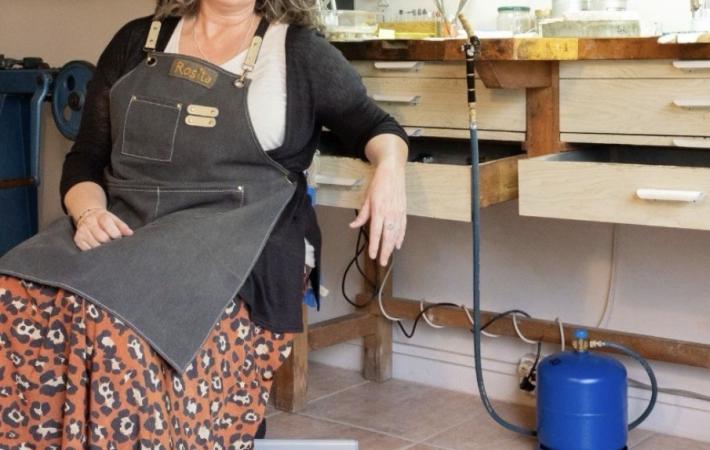 Una visita para descubrir cómo funciona un taller de joyería artesanal por dentro, ver de cerca las herramientas y maquinaria del día a día y entender mejor el proceso que hay detrás de las piezas. Una propuesta pensada para acercarse, aunque sea por un rato, a la realidad de un oficio artesano.