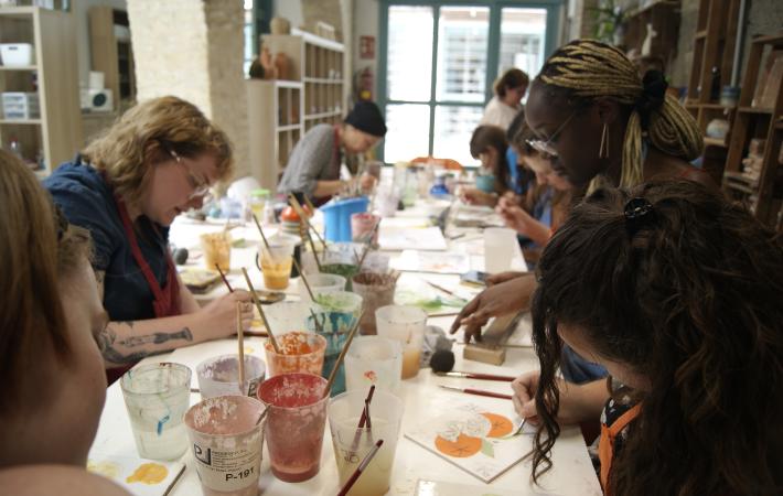 Taller de pintura cerámica sobre azulejos