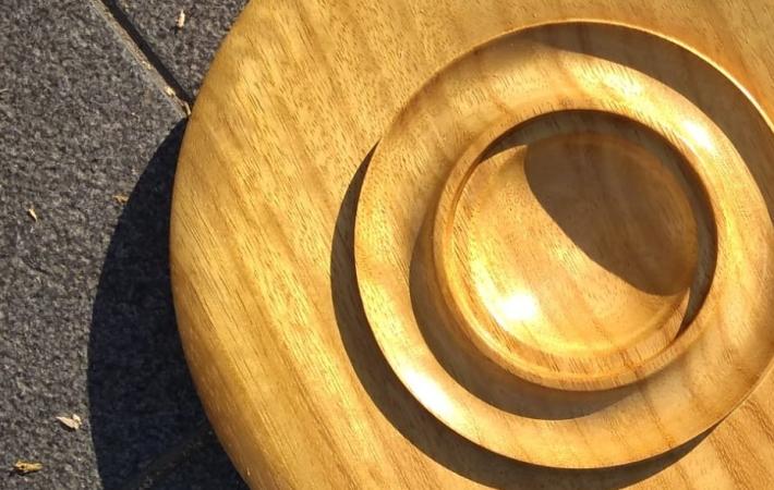 Plato torneado de iroko