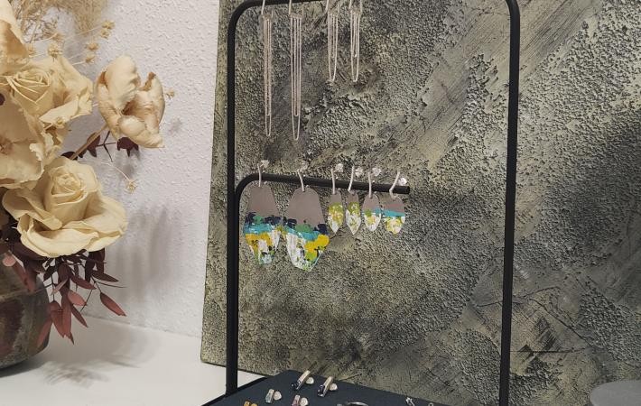 Pendientes y cuadro abstracto