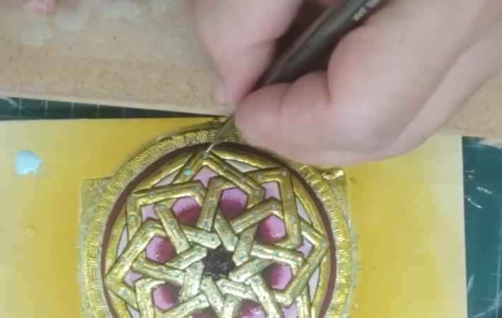 Policromía de cuero metalizado.