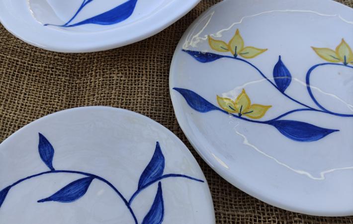 Platos con motivos florales.