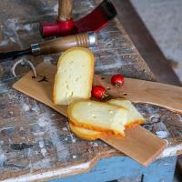 tabla de quesear antiguamente usada en la elaboración de queso, del artesano Ovidi Pons