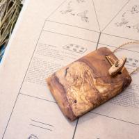 corta-cocas elaborado en madera de acebuche, de la artesana Sílvia Vivó