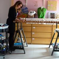 Eva Escamilla pintando sobre seda en su taller
