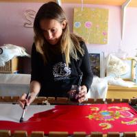 Eva Escamilla pintando a mano sobre seda
