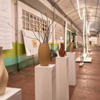 Pasillo que comunica y da acceso a los talleres, utilizado en ocasiones como espacio expositivo junto con el showroom