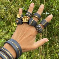 Anillos y pulseras de porcelana negra con lustre de oro de 24 k