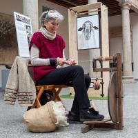 Hilando lana con torno 