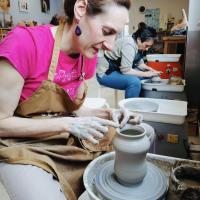 Ainhoa elaborando un albarelo