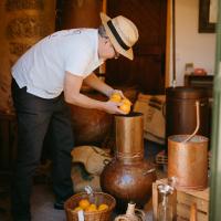 Destilacion de naranjas de  Sóller