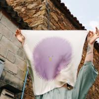 Un dos panos de seda estampados por Xiana Cobo.