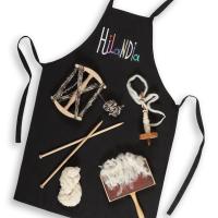 El proceso de la lana en un delantal lana, cardas, huso de hilar, madejadoras y agujas de tejer