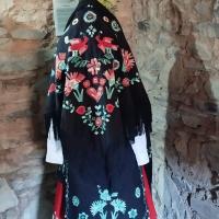 traje típico local bordado y realizado por las artesanas a mano