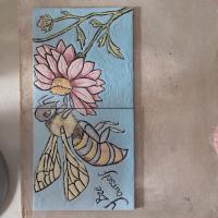 Azulejo técnica cuerda seca con motivo de insectos y flores con frase motivadora, realizado por una alumna del Estudio