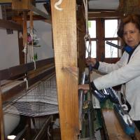 Ana tejiendo una jarapa en telares centenarios