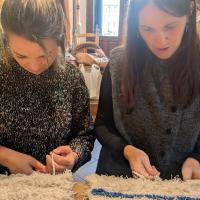 Anudando y rematando las jarapas despues de haberlas saccado del telar.