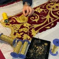 Artesanos Bordando Manto de la Virgen 