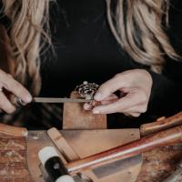 Mostraré mi nueva colección y cómo he llegado a ella, todo, inspiración, proceso creativo y artesanal , engastado y hasta el acabado final